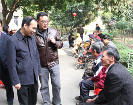 我会蔡延钊秘书长与孤寡老人亲切交谈
